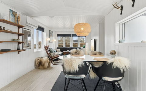 Ally - 1.2Km from the Sea: Madera, Techo, Diseño De Interiores, Mueble, Casa, Lámpara, Suelos De Madera, Sala, Cocina Y Comedor Mesa, Silla