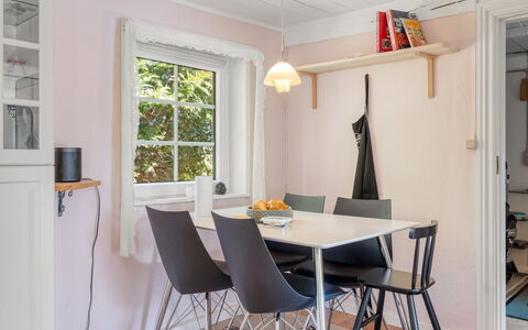 Aslag - 3.5Km from the Sea: Mueble, Diseño De Interiores, Piso, Suelo, Madera, Silla, Mesa, Cocina Y Comedor Mesa, Comedor, Suelos De Madera