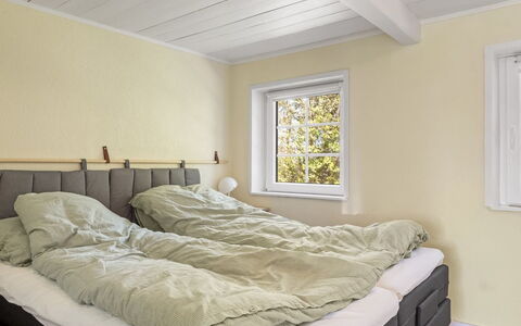 Aslag - 3.5Km from the Sea: Habitación, Cama, Madera, Lecho, Diseño De Interiores, Sábana, Piso, Suelo, Marco De La Cama, Mueble