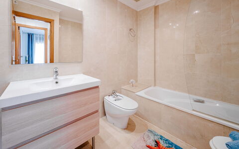 Jávea 455: Piso, Suelo, Baño, Arreglo De Tubería, Diseño De Interiores, Mueble De Baño, Plomería, Casa, Bañera, Espejo