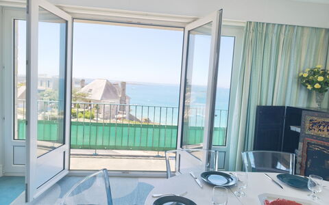 Le Grand Lambert: Suelo, Mueble, Mar, Departamento, Vaso, Silla, Oceano, Recurso, Balcón, Eco Hotel