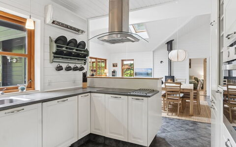 Pertti - 625M from the Sea: Cocina, Mostrador, Piso, Aparato De Cocina, Diseño De Interiores, Gabinetes, Madera, Techo, Electrodoméstico, Suelo