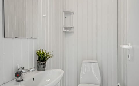 Thorke - 700M from the Sea: Arreglo De Tubería, Diseño De Interiores, Baño, Lavabo, Piso, Asiento Del Baño, Suelo, Baño, Grifo, Plomería