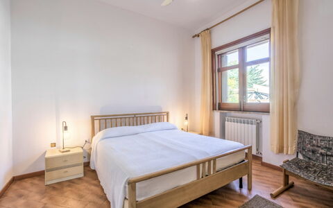 Villa Billona: Cama, Diseño De Interiores, Habitación, Suelo, Madera, Techo, Piso, Habitación, Sábana, Lecho