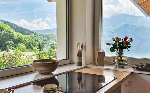 Mondsee Retreat: Diseño De Interiores, Mueble, Habitación, Techo, Vaso, Silla, Cocina Y Comedor Mesa, Planta De Casa, Mostrador, Utensilios Para Servir