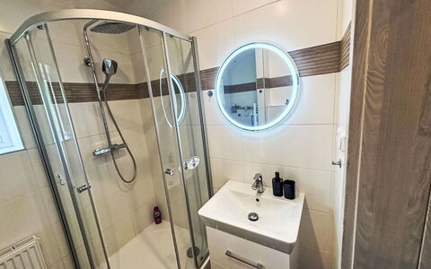 Děčín Heights: Piso, Arreglo De Tubería, Suelo, Diseño De Interiores, Baño, Plomería, Habitación, Lavabo, Grifo, Espejo