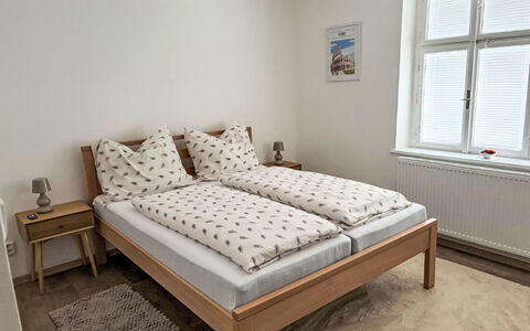 Děčín Heights: Cama, Habitación, Madera, Mueble, Lecho, Sábana, Diseño De Interiores, Textil, Suelo, Piso
