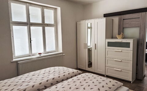 Děčín Heights: Mueble, Cama, Habitación, Diseño De Interiores, Madera, Suelo, Piso, Lecho, Sábana, Cajón