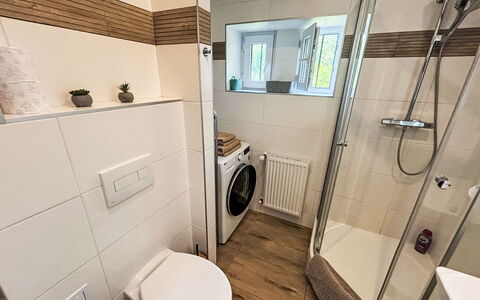 Děčín Heights: Piso, Diseño De Interiores, Arreglo De Tubería, Suelo, Plomería, Lavadora, Baño, Grifo, Habitación, Lavabo