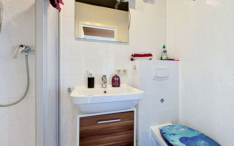 Augsburg-Diedorf 150: Baño, Arreglo De Tubería, Baño, Piso, Asiento Del Baño, Diseño De Interiores, Suelo, Lavabo Del Baño, Lavabo, Grifo