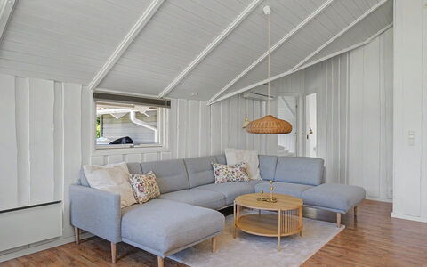 Troen - 400M from the Sea: Madera, Piso, Diseño De Interiores, Techo, Suelo, Sala, Sofá, Suelos De Madera, Habitación