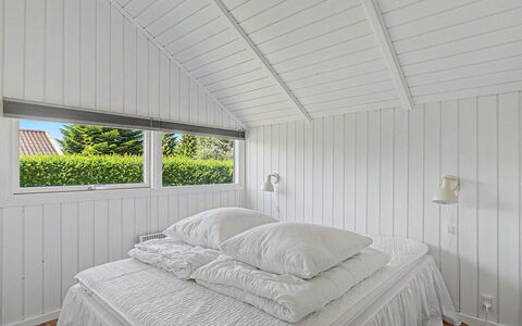 Troen - 400M from the Sea: Madera, Techo, Diseño De Interiores, Piso, Suelo, Habitación, Cama, Linos, Lecho, Sábana