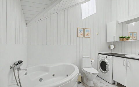 Troen - 400M from the Sea: Piso, Diseño De Interiores, Arreglo De Tubería, Suelo, Techo, Lavabo, Grifo, Plomería, Baño, Casa