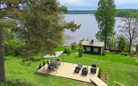Villa Aurinkorinne: Hierba, Arbusto, El Terreno Del Lote, Área Rural, Cabaña, Césped, Jardín, Yarda, Patio Interior