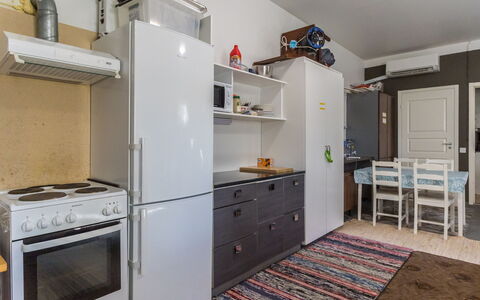 Kipinä: Aparato De Cocina, Cocina, Electrodoméstico, Piso, Mueble, Diseño De Interiores, Madera, Suelo, Electrodoméstico, Gabinetes