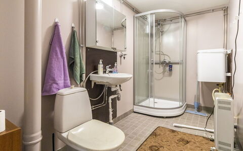 Kipinä: Asiento Del Baño, Baño, Arreglo De Tubería, Baño, Piso, Suelo, Diseño De Interiores, Plomería, Lavabo, Lavabo Del Baño
