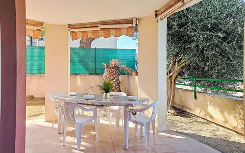 Nautica: Suelo, Sombra, Silla, Mueble Para Exteriores, Manchas De Madera, Balcón, Estructura Al Aire Libre, Cocina Y Comedor Mesa, Eco Hotel, Loseta