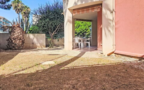 Nautica: Arbusto, Jardín, Inmuebles, Entrada De Coches, Sombra, Paisajismo, Yarda, Hacienda, Patio Interior