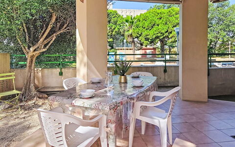 Nautica: Mueble, Suelo, Silla, Mueble Para Exteriores, Mesa Al Aire Libre, Sombra, Cocina Y Comedor Mesa, Balcón, Recurso, Patio