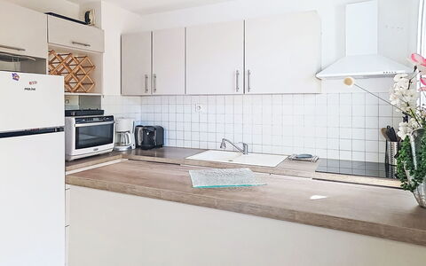 Nautica: Cocina, Aparato De Cocina, Piso, Electrodoméstico, Mostrador, Diseño De Interiores, Suelo, Madera, Gabinetes, Mueble