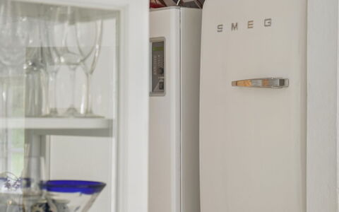 Nadica - 415M from the Sea: Electrodoméstico, Refrigerador, Aparato De Cocina, Electrodoméstico, Estantería, Estante, Cocina, Botella, Gabinetes, Mostrador
