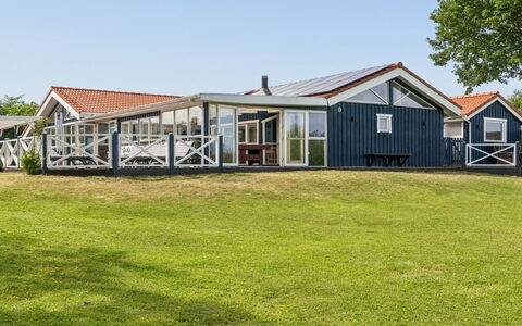 Saku - 375M from the Sea: Techo, Casa, Cabaña, Llanura, Inmuebles, Porche, Sombra, Casa De Campo, Césped, Vía Muerta
