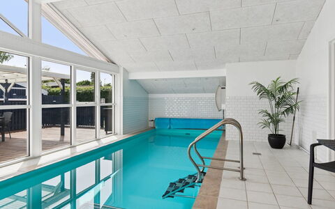 Saku - 375M from the Sea: Piso, Piscina, Suelo, Recurso, Techo, Diseño, Hotel, Silla, Loseta, Planta De Casa