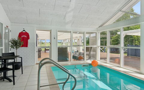 Saku - 375M from the Sea: Piso, Suelo, Diseño De Interiores, Mueble, Puerta, Material Compuesto, Techo, Silla, Recurso, Piscina