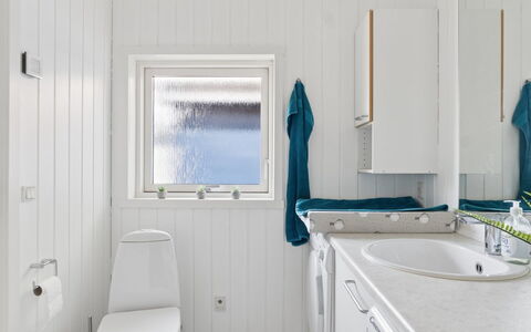 Saku - 375M from the Sea: Arreglo De Tubería, Piso, Suelo, Lavabo, Grifo, Baño, Plomería, Baño, Techo, Asiento Del Baño