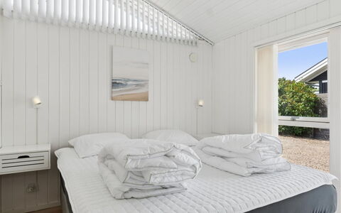 Saku - 375M from the Sea: Habitación, Techo, Cama, Lecho, Sábana, Madera Dura, Diseño, Tablón, Marco De La Cama, La Luz Del Día