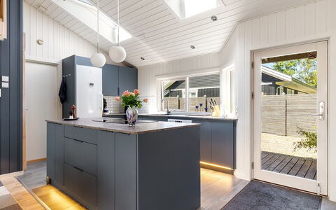Saku - 375M from the Sea: Madera, Piso, Diseño De Interiores, Cocina, Techo, Suelo, Mostrador, Suelos De Madera, Aparato De Cocina, Gabinetes
