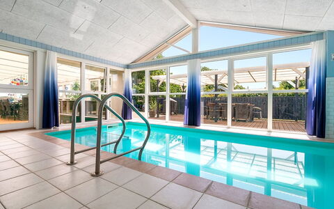 Saku - 375M from the Sea: Piscina, Recurso, Ocio, Eco Hotel, Silla, Inmuebles, Mueble Para Exteriores, Hotel, Villa, Sombra