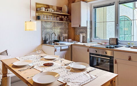 Karoline: Mueble, Cocina, Mostrador, Diseño De Interiores, Piso, Aparato De Cocina, Madera, Suelo, Techo, Electrodoméstico