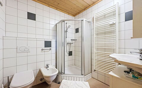 Apartment 5: Diseño De Interiores, Piso, Suelo, Habitación, Techo, Arreglo De Tubería, Plomería, Baño, Lavabo, Grifo