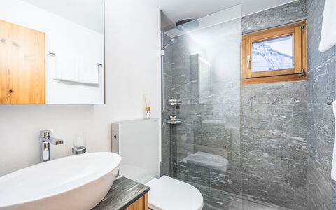 Casa Alpetta: Arreglo De Tubería, Piso, Suelo, Baño, Diseño De Interiores, Lavabo, Plomería, Grifo, Techo, Habitación