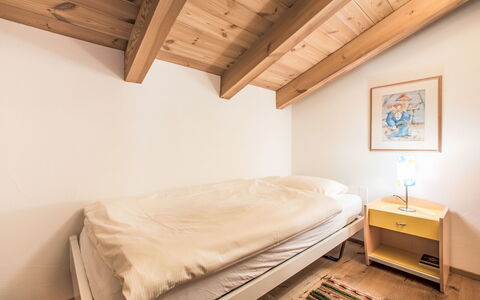 Casa Alpetta: Diseño De Interiores, Habitación, Cama, Madera, Suelo, Piso, Techo, Sábana, Habitación, Lecho
