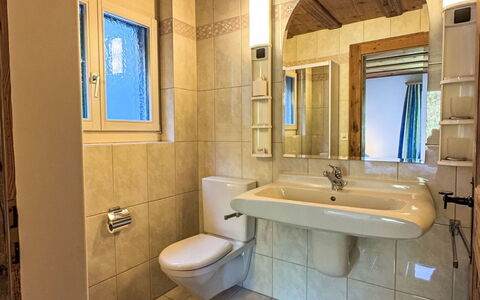 Casa sur Vitg: Baño, Piso, Arreglo De Tubería, Suelo, Lavabo Del Baño, Diseño De Interiores, Madera, Techo, Lavabo, Grifo
