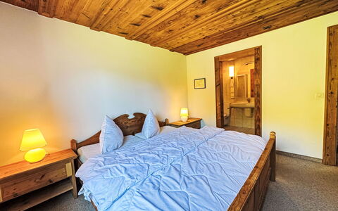 Sur Vitg: Madera, Cabaña, Madera Dura, Habitación, Manchas De Madera, Marco De La Cama, Cama, Sábana, Lecho, Suelos De Madera