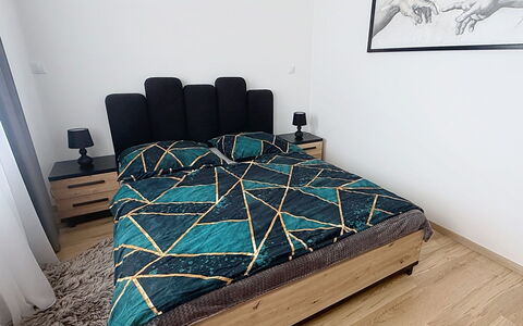 Korzo: Cama, Habitación, Mueble, Lecho, Piso, Sábana, Madera, Suelo, Diseño De Interiores, Linos