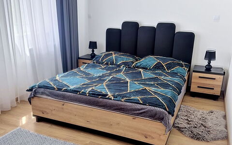 Korzo: Mueble, Habitación, Madera, Cama, Textil, Piso, Lecho, Marco De La Cama, Sábana, Suelo