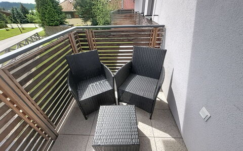 Korzo: Madera, Mueble, Balcón, Mueble Para Exteriores, Departamento, Silla, Madera Dura, Manchas De Madera, Suelos De Madera, Planta De Casa