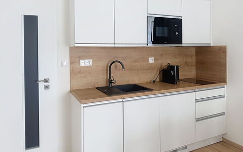 Korzo: Piso, Madera, Diseño De Interiores, Suelo, Gabinetes, Mostrador, Mueble, Habitación, Cocina, Casa
