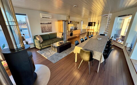 Villa Helmi: Piso, Madera, Suelos De Madera, Suelo, Diseño De Interiores, Mueble, Madera Dura, Casa, Suelo Laminado, Sala