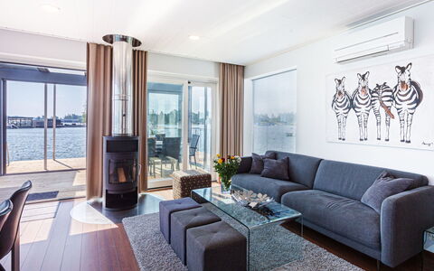 Villa Helmi: Mueble, Diseño De Interiores, Sofá, Piso, Techo, Sala, Suelo, Casa, Encendiendo, Departamento
