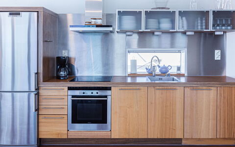 Villa Helmi: Aparato De Cocina, Madera, Cocina, Electrodoméstico, Piso, Diseño De Interiores, Mueble, Mostrador, Electrodoméstico, Gabinetes