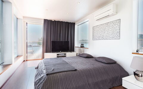 Villa Helmi: Mueble, Cama, Diseño De Interiores, Habitación, Pared, Suelo, Piso, Lecho, Sábana, Techo