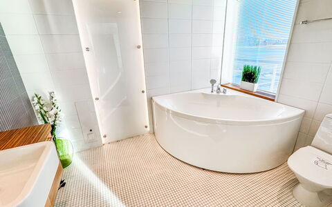 Villa Helmi: Piso, Arreglo De Tubería, Baño, Suelo, Diseño De Interiores, Plomería, Grifo, Loseta, Baño, Habitación