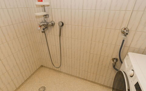 Villa Jumalvik: Piso, Arreglo De Tubería, Baño, Suelo, Alcachofa De La Ducha, Plomería, Ducha, Barra De La Ducha, Loseta, Panel De Ducha
