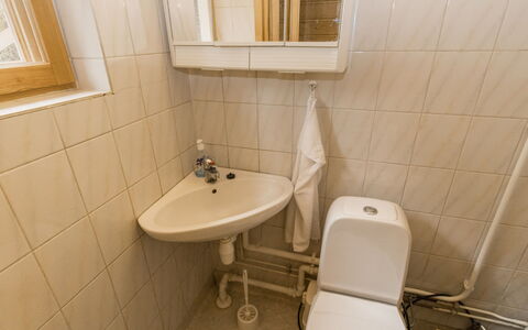 Villa Jumalvik: Asiento Del Baño, Baño, Arreglo De Tubería, Pared, Piso, Baño, Suelo, Lavabo Del Baño, Lavabo, Plomería