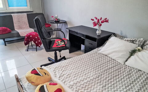 Przy Klifie: Mueble, Diseño De Interiores, Habitación, Cama, Suelo, Sábana, Linos, Habitación, Lecho, Piso